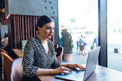 Konstfotografi Focused business woman working with lap top