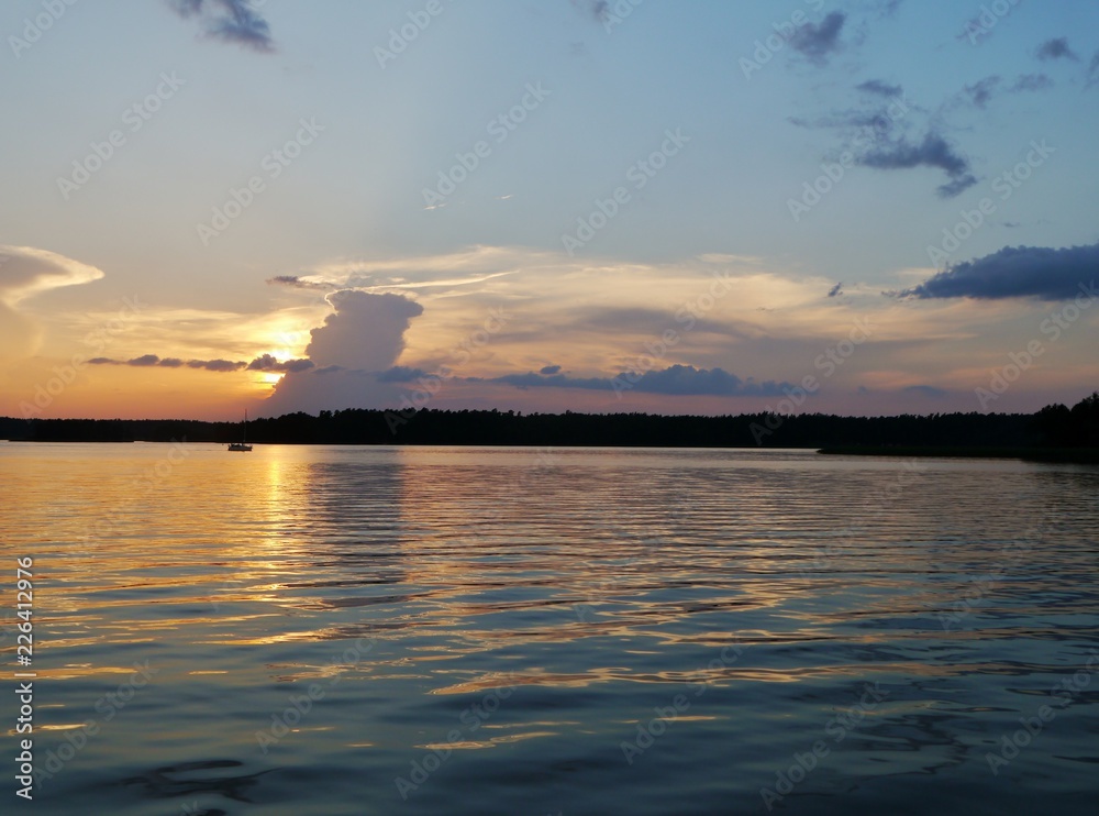 Wolken am Abendhimmel am See