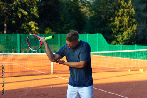 Canvas Print Handsome man on tennis court