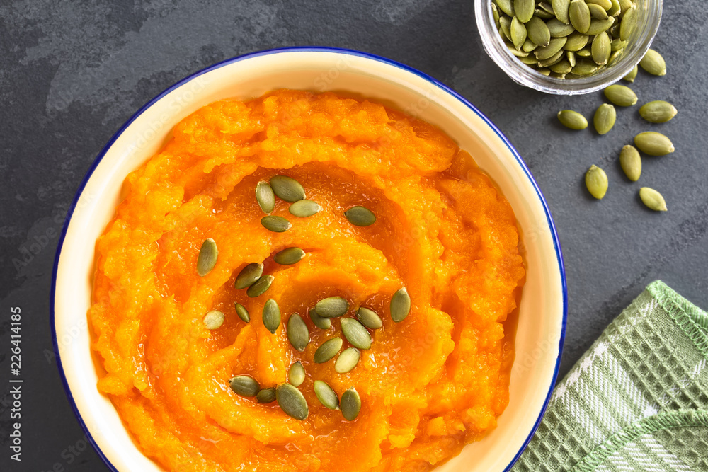Φωτογραφία Fresh homemade vegan pumpkin puree or mash in bowl, pumpkin seeds on top, photog