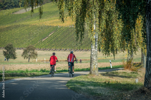 Fototapeta Naklejka Na Ścianę i Meble -  Älteres Paar beim Radfahren