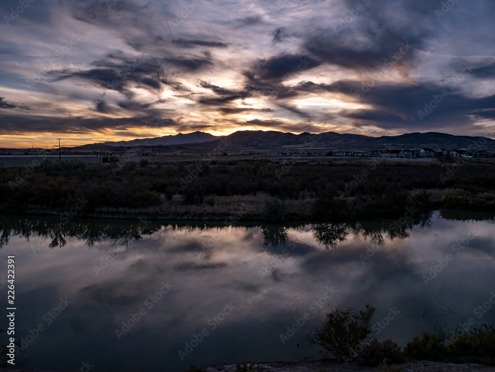 Fototapeta premium Dusk as the clouds and light reflects off the river