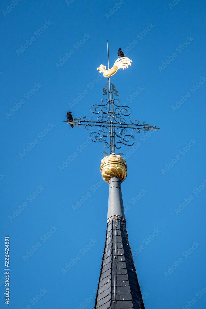Krähen auf Kirchturmspitze