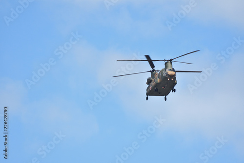 飛行する陸上自衛隊の大型ヘリコプター