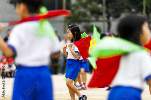 運動会で踊る小学生