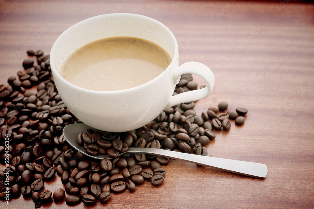 Obraz premium Hot coffee with coffee beans