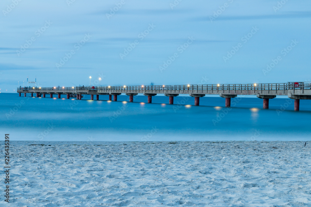 Blaue Stunde an der Seebrücke Prerow, Ostsee