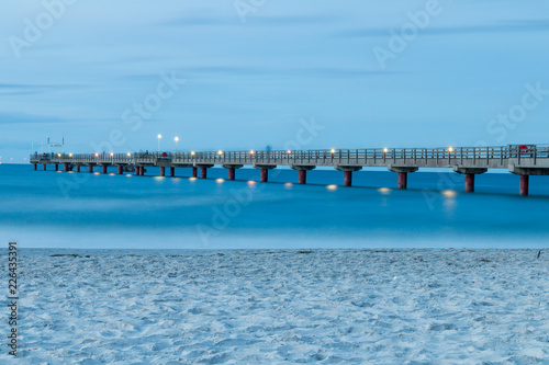 Blaue Stunde an der Seebr  cke Prerow  Ostsee