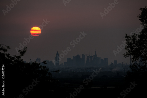 Sonnenaufgang über der Skyline Frankfurt