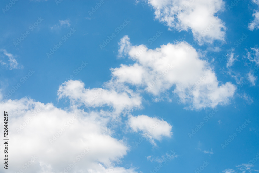 Naklejka premium Beautiful blue sky with cloud and copy space