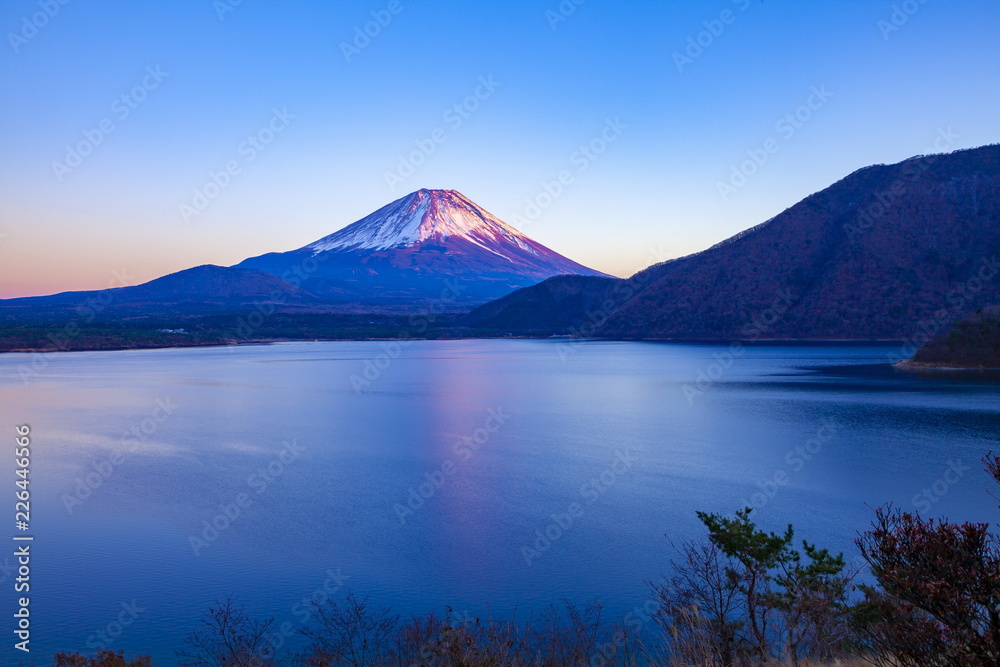 夕暮れの富士山、山梨県本栖湖にて