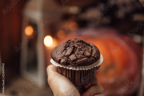 Muffin. Babeczka czekoladowa. Słodkie. Dłoń. Dynia. Halloween