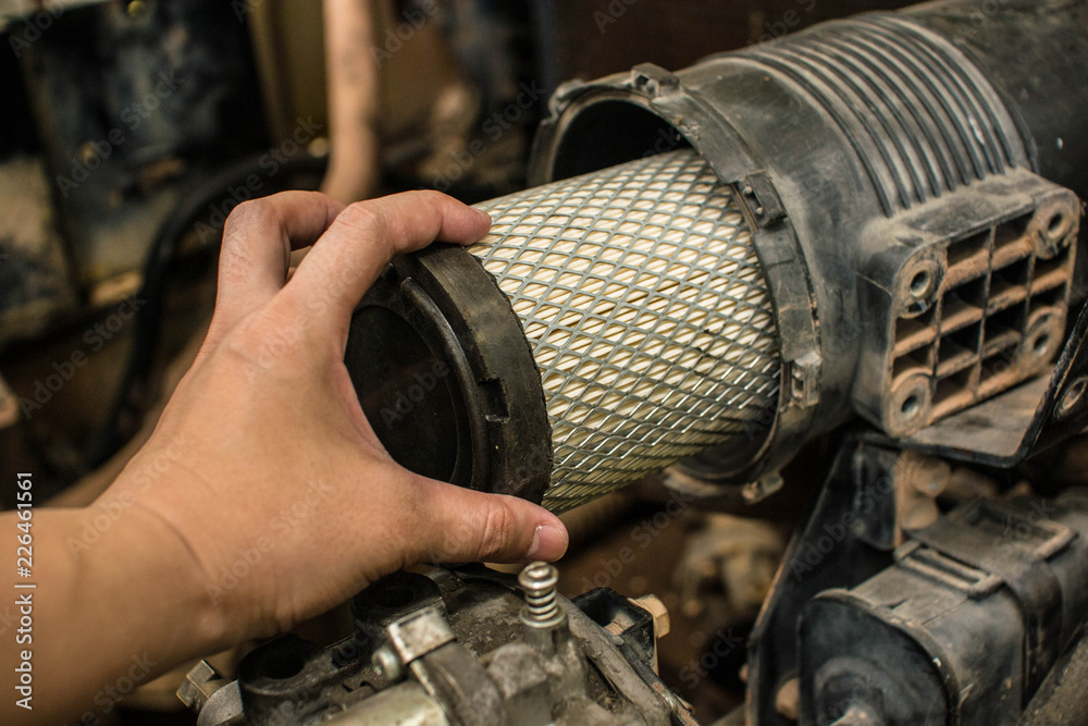 Air filter of forklift truck