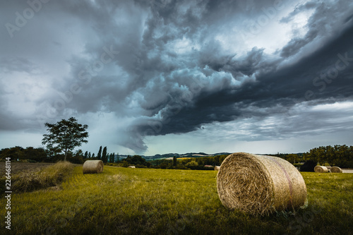 Fotografie Orage et meules de foin