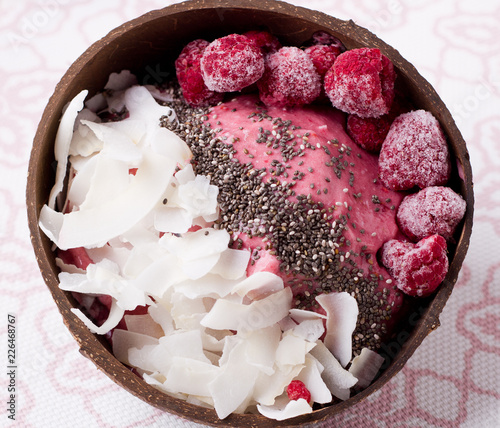 gesunde bowl in rosa