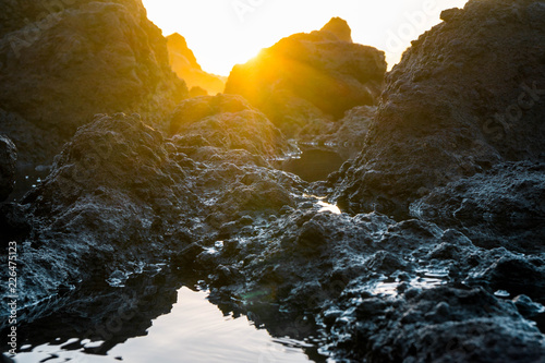 Wallpaper Mural Felsiger Strand zum Sonnenuntergang Torontodigital.ca