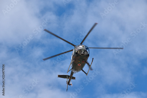飛行する偵察ヘリコプター