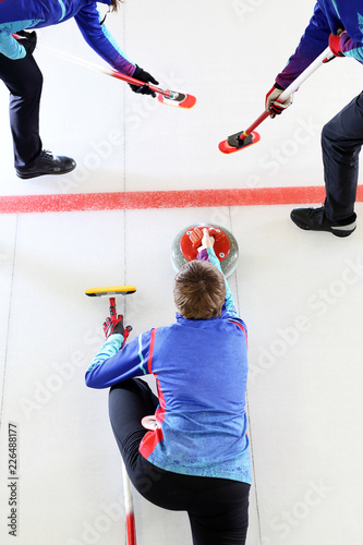 Fotografia Curling. Drużyna curlingowa rozgrywa turniej.