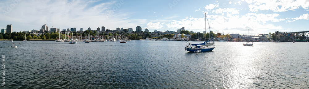 Naklejka premium Vancouver skyline from sea