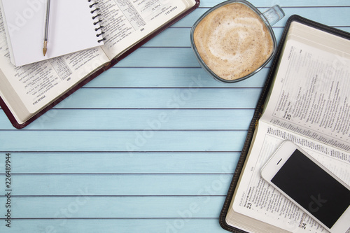 Canvas Print People Studying Together Using their Smart Phones as a Resource