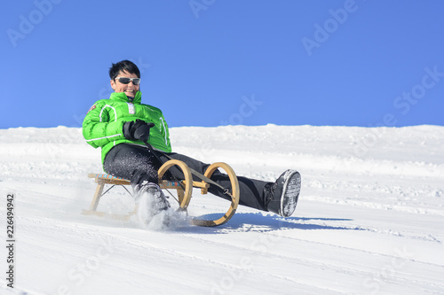 lustige Schlittenfahrt im Winter photo