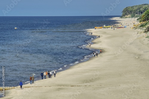 Bałtycka plaża w Rewalu, widok z góry na wiosenne spacery po plaży, rybackie łodzie wyciągnięte na brzeg