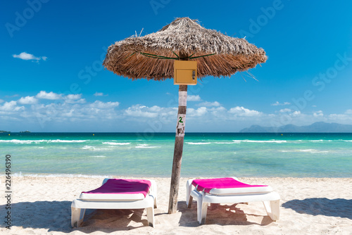 Fotografía Parasol with two sunbeds on the sandy beach  |  9568