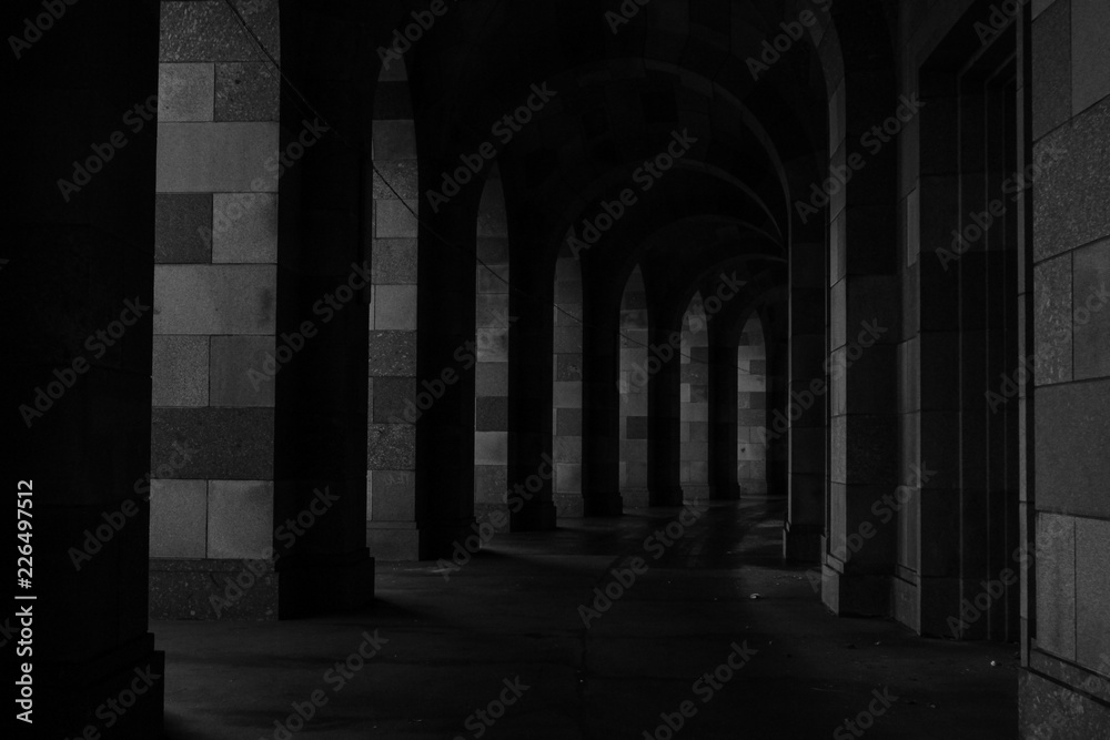 Obraz premium Perspective dark walls hall rounding.