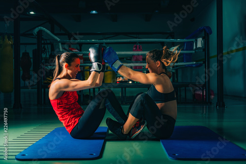 Kobiety na treningu bokserskim