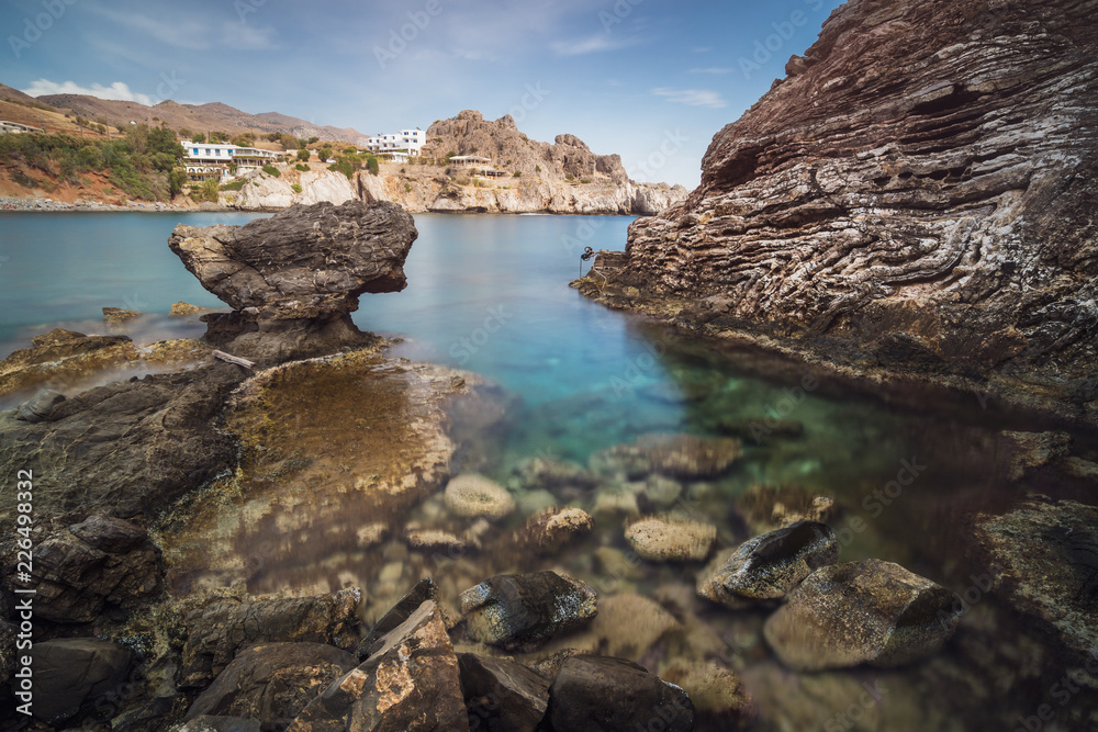 Kleine Bucht mit Felsen und Steinen im Süden von Kreta
