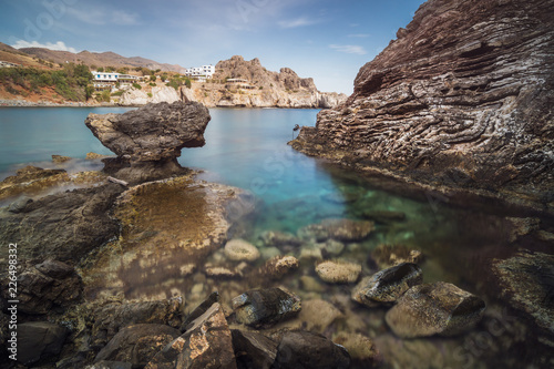 Kleine Bucht mit Felsen und Steinen im Süden von Kreta