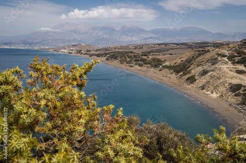 Landschaft im Süden von Kreta mit Blick aufs Meer mit Bergen im Hintergrund