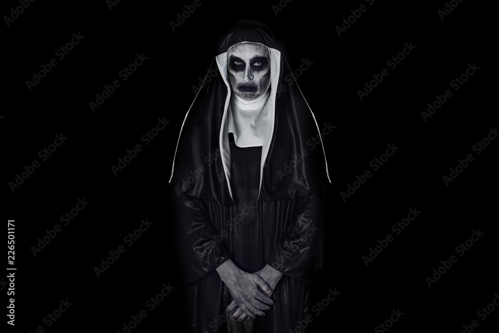 portrait of a frightening evil nun foto de Stock | Adobe Stock