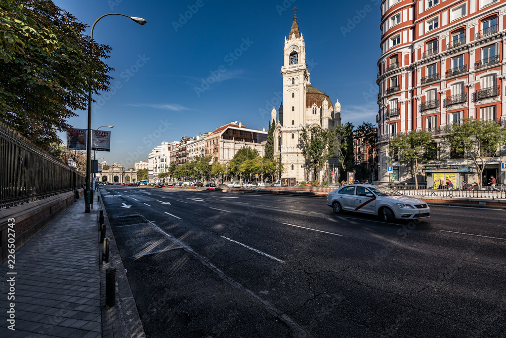 Madrid: Calle Alcalá con un taxi
