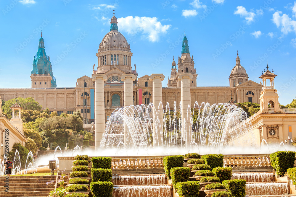 Naklejka premium Narodowe Muzeum Sztuki i fontanna Motjuic w Barcelonie w słoneczny letni dzień