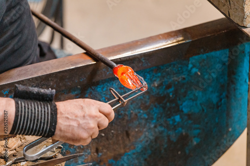 Fotografie Artist Man Hands Closeup Working on a shape of a Hot Glass in workshop