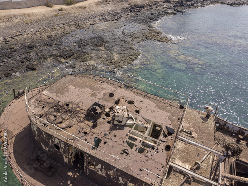 Cuadro en lienzo Vista aerea di un relitto di una nave nell’Oceano Atlantico