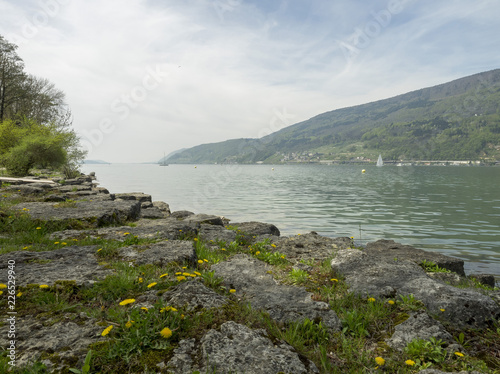 Le lac de Bienne en Suisse aperçu depuis la petite ville bernoise de Nidau photo