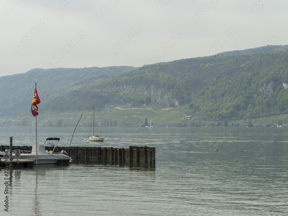 Nidau en Suisse. Petit port de plaisance au bord du lac de Bienne