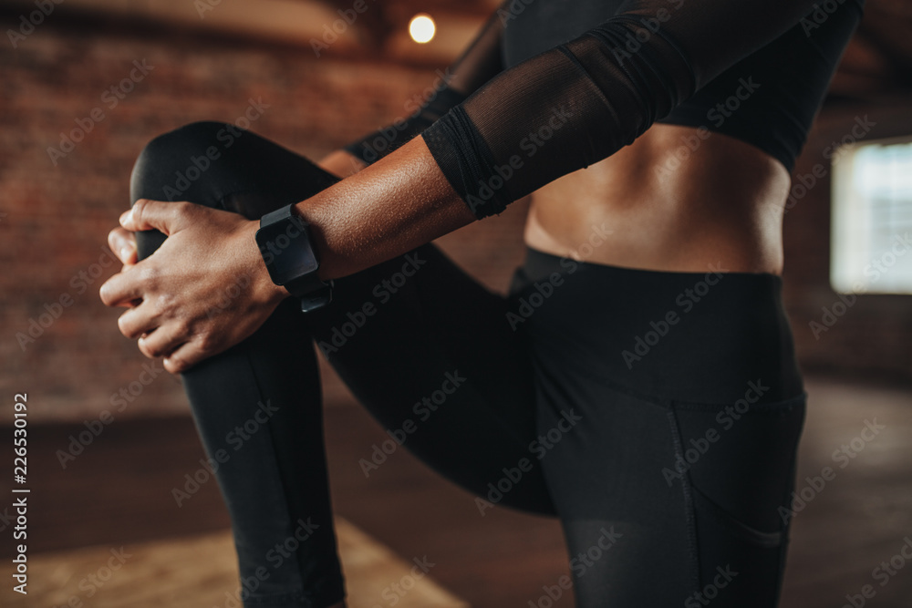 Fototapeta Kobieta robi rozciąganie treningu w siłowni