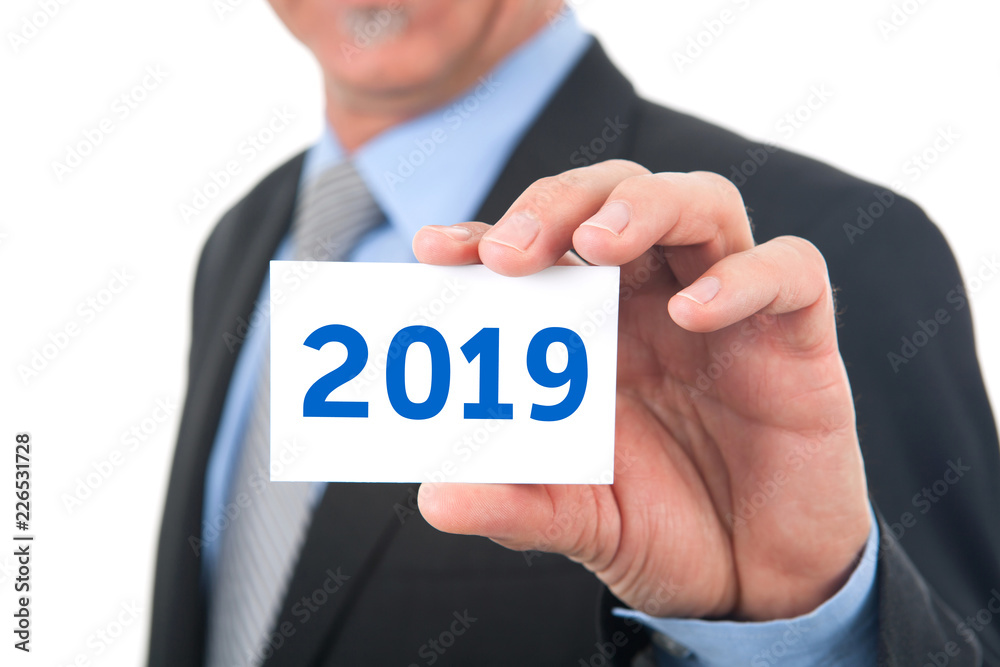 Mann zeigt Karte mit der Aufschrift: 2019 Mann zeigt Karte mit der Aufschrift: 2019