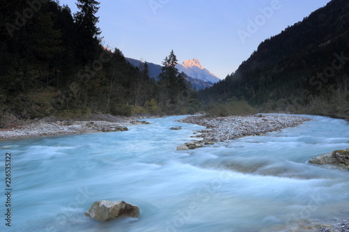 Flusslauf im Abendlicht in Tirol