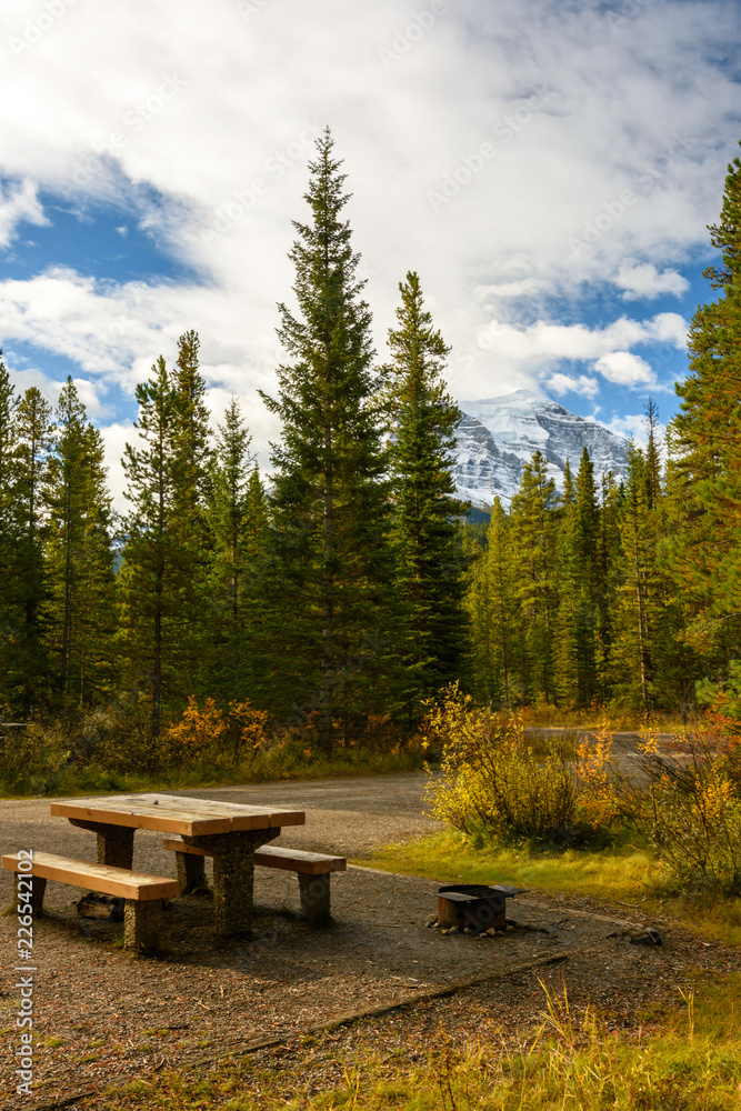 Ein typischer Campingplatz in Westkanada an einem sonnigen Herbsttag