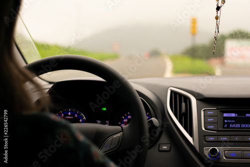 Dirigindo na rodovia vazia