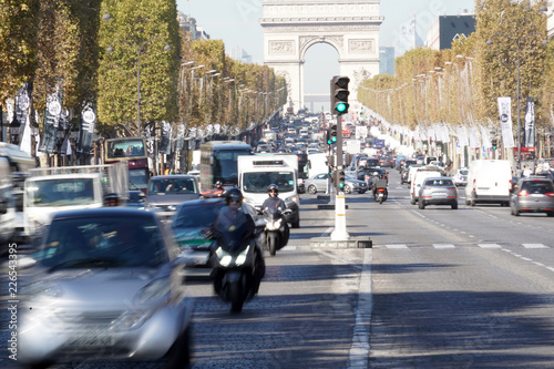 Canvas Print PARIS, FRANCE - OCTOBER 5 2018 -  Paris street congested traffic