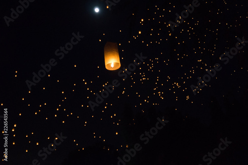 Loi Krathong - das Lichterfest in Chiang Mai, Thailand photo