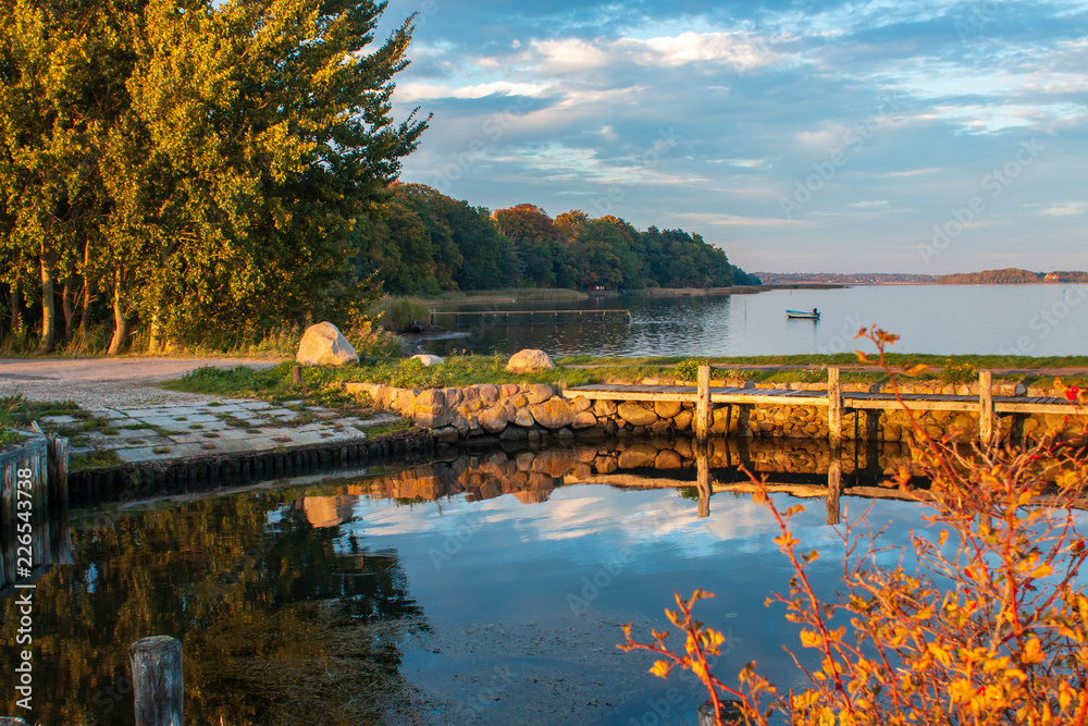 Obraz premium autumn near the the lake 