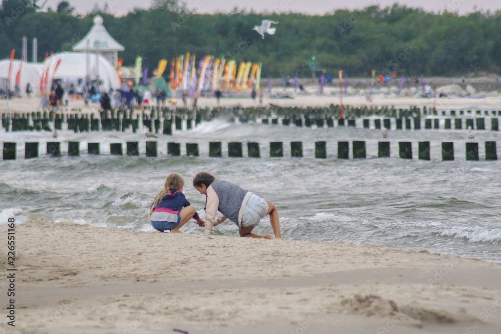 odpoczynek nad morzem, budowanie zamków z piasku na plaży