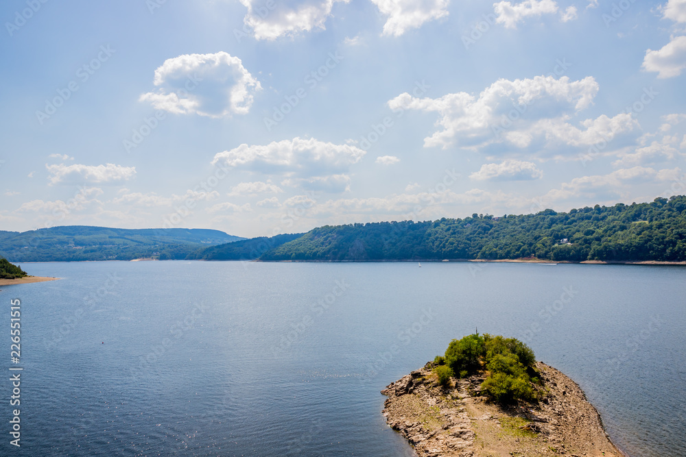 Vue sur le lac de bort depuis une tour du Château de Val Vue sur le lac de bort depuis une tour du Château de Val