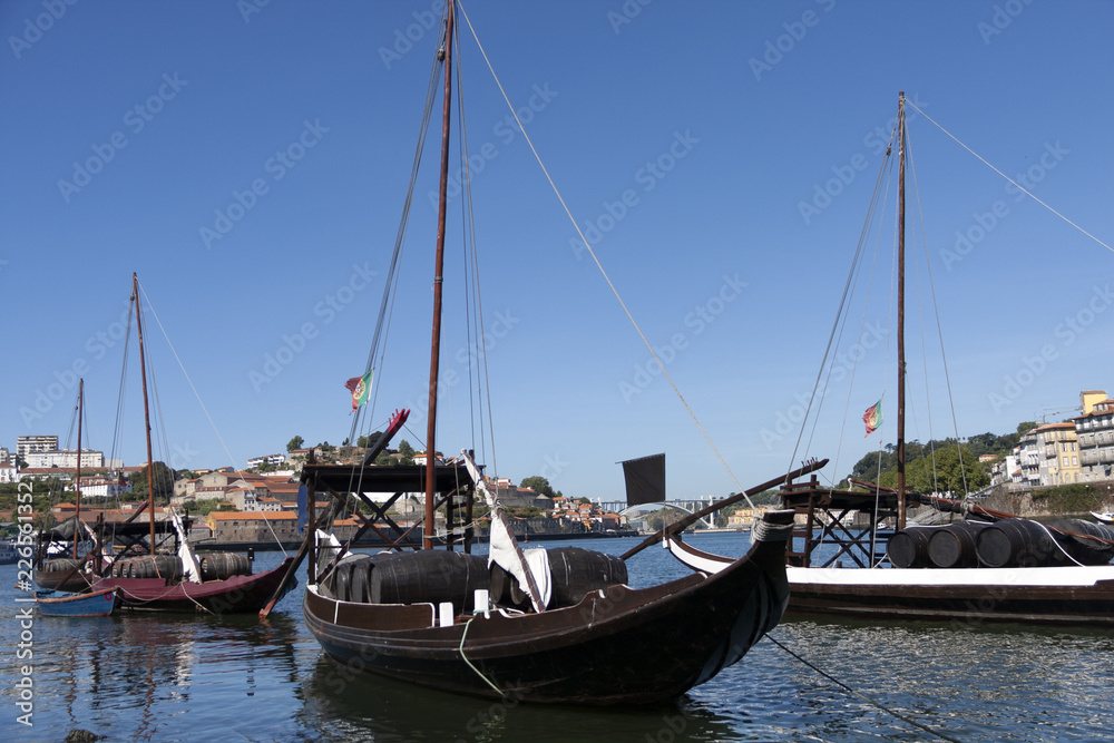 Típicos barcos o rabelos de Oporto en el río Duero